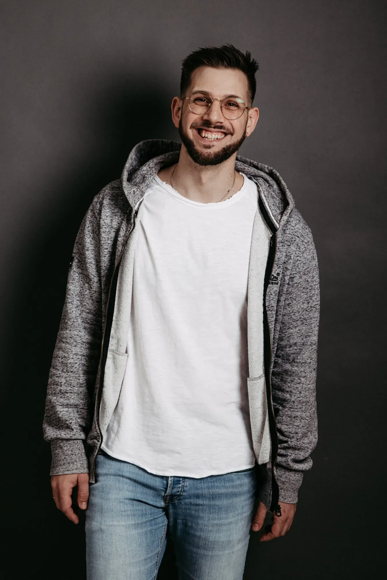 Markus Pöschl vor einem dunklen Hintergrund