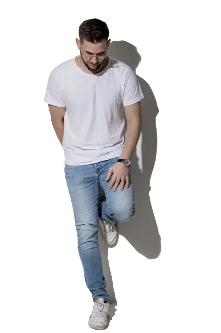 Markus Pöschl lehnt nachdenklich an der Wand