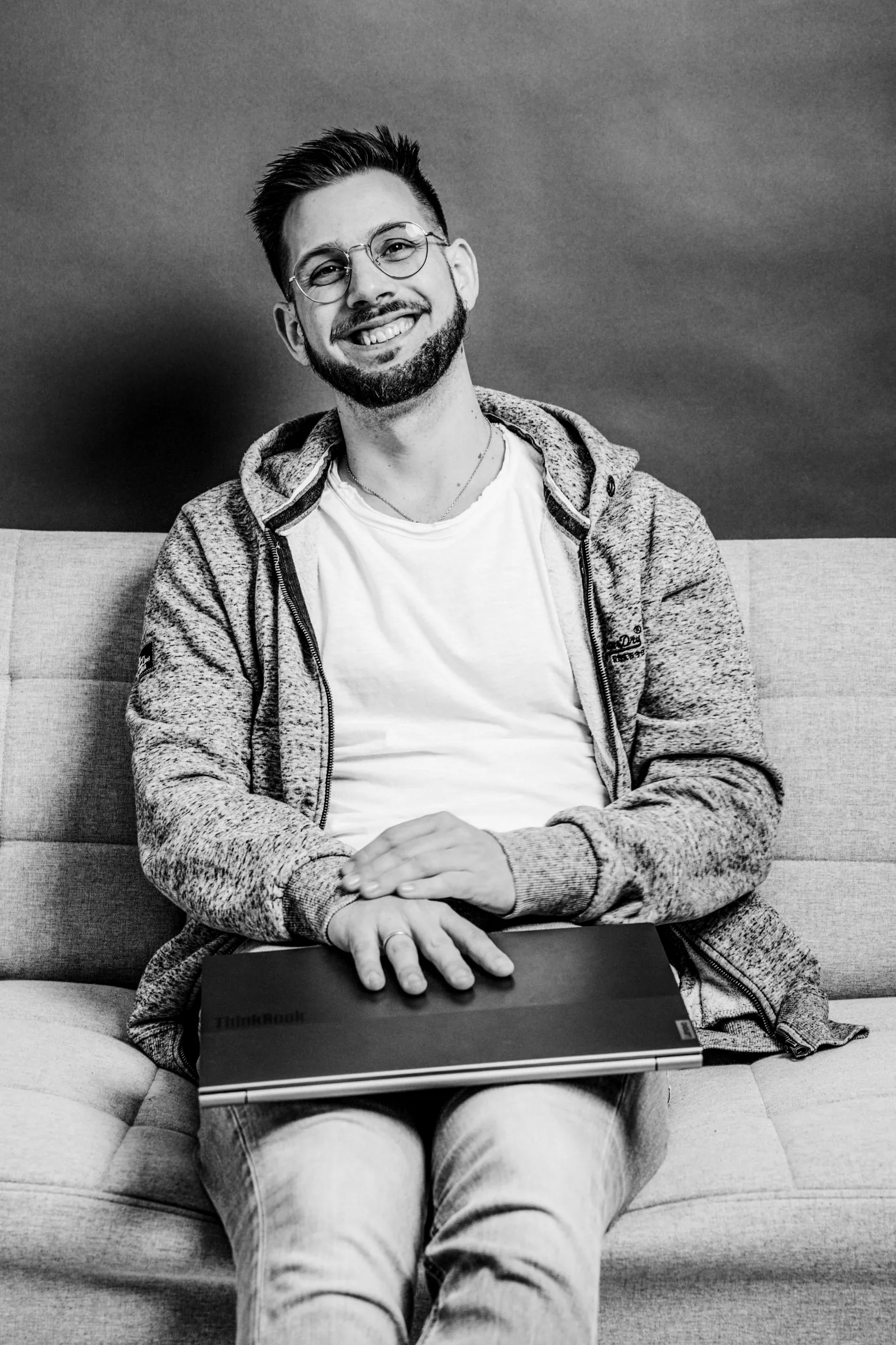 Schwarz-Weiß-Foto von Markus Pöschl mit seinem Laptop